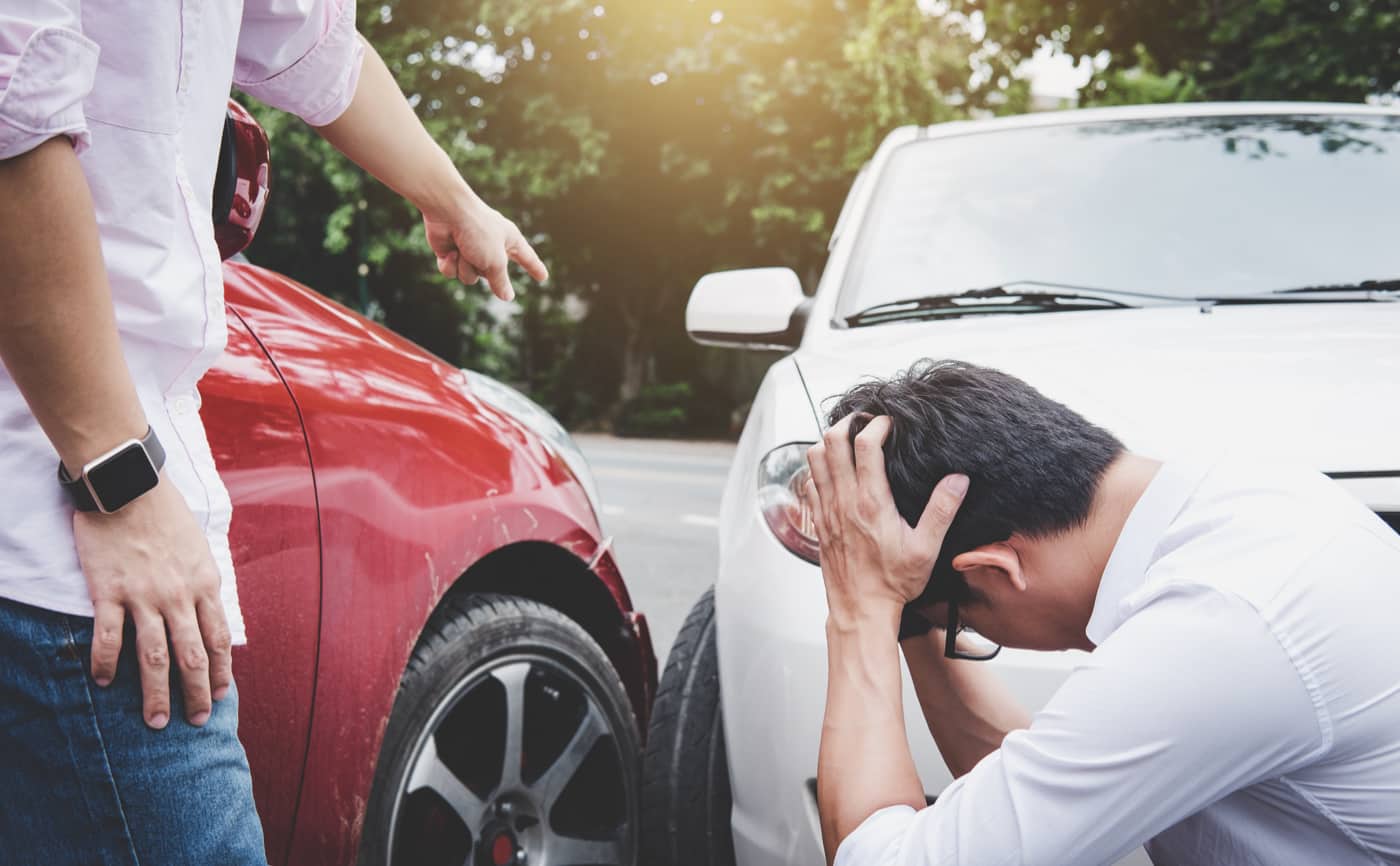 自動車事故で混乱する様子