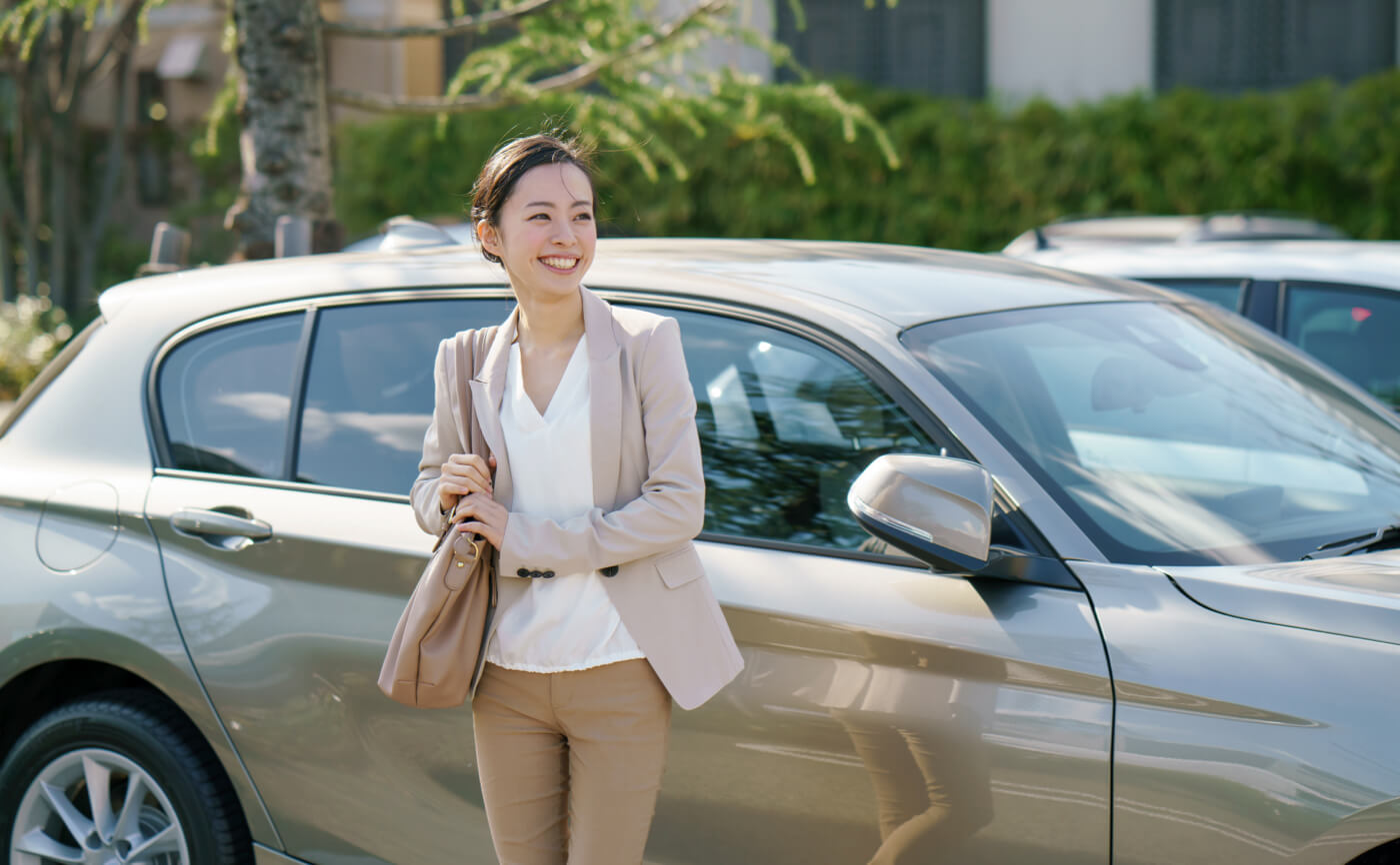 車と女性