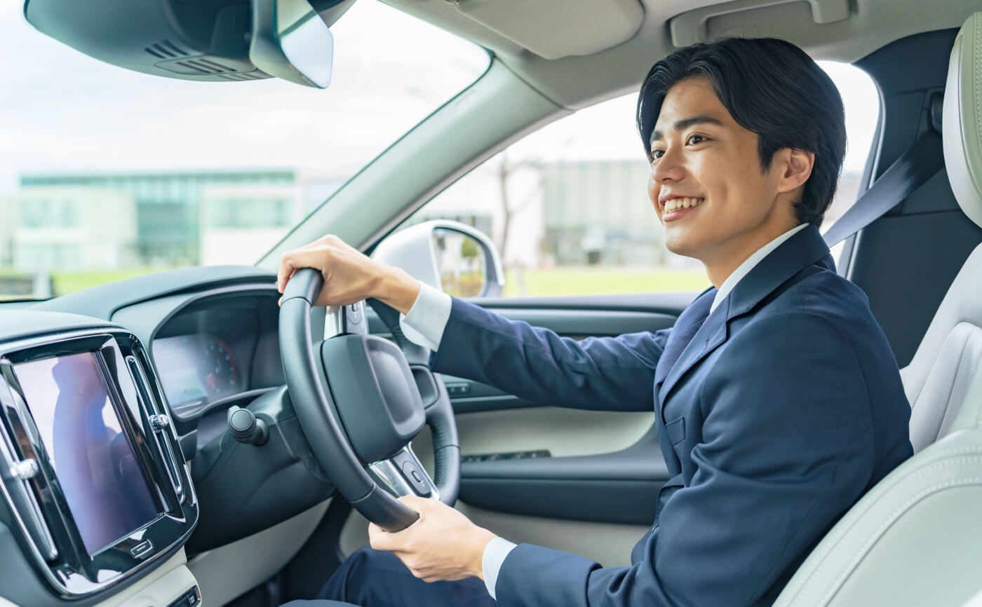 運転している男性