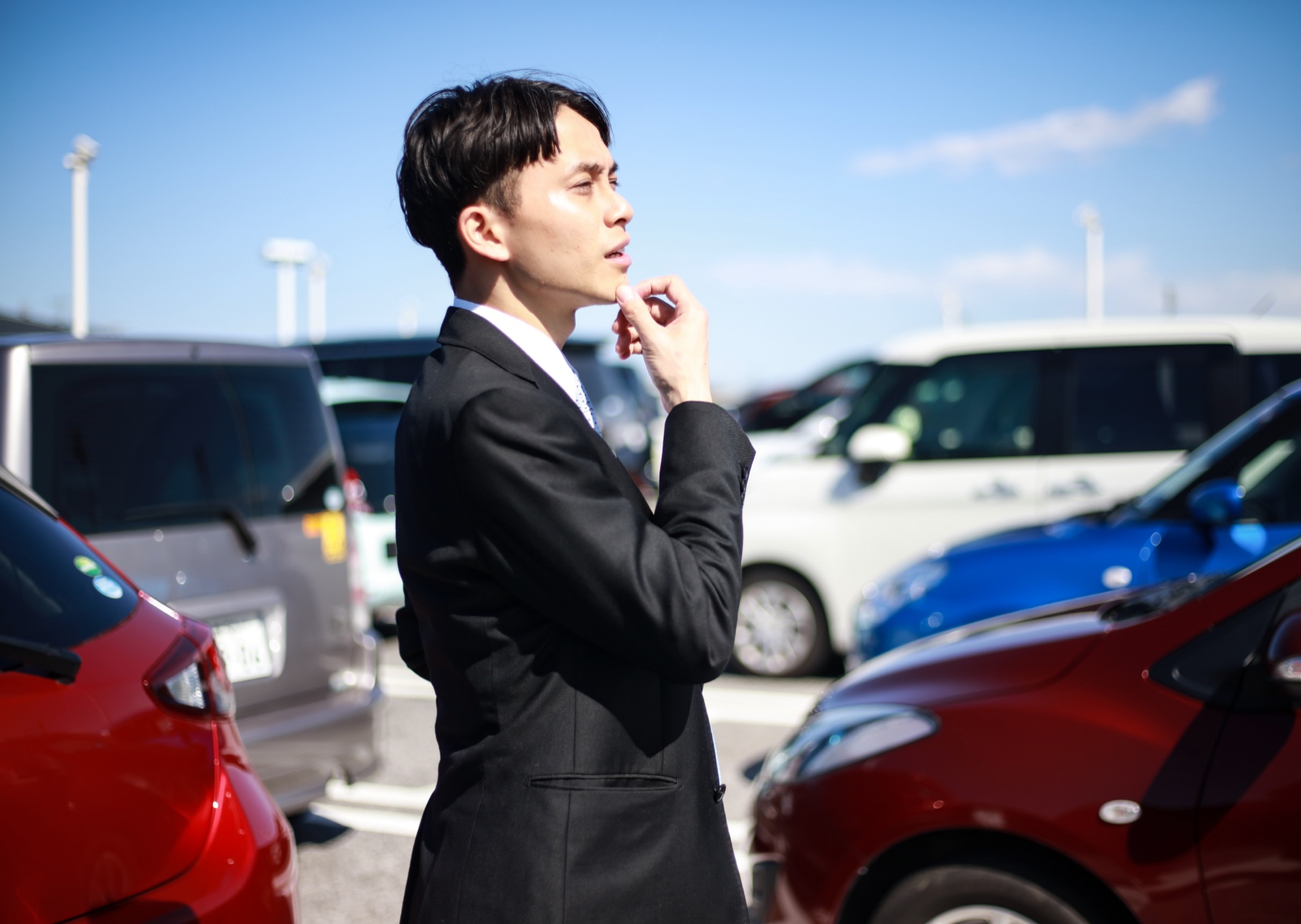 屋内駐車場vs屋外駐車場！社用車に最適なのはどっち？経営者が知っておくべきメリット比較