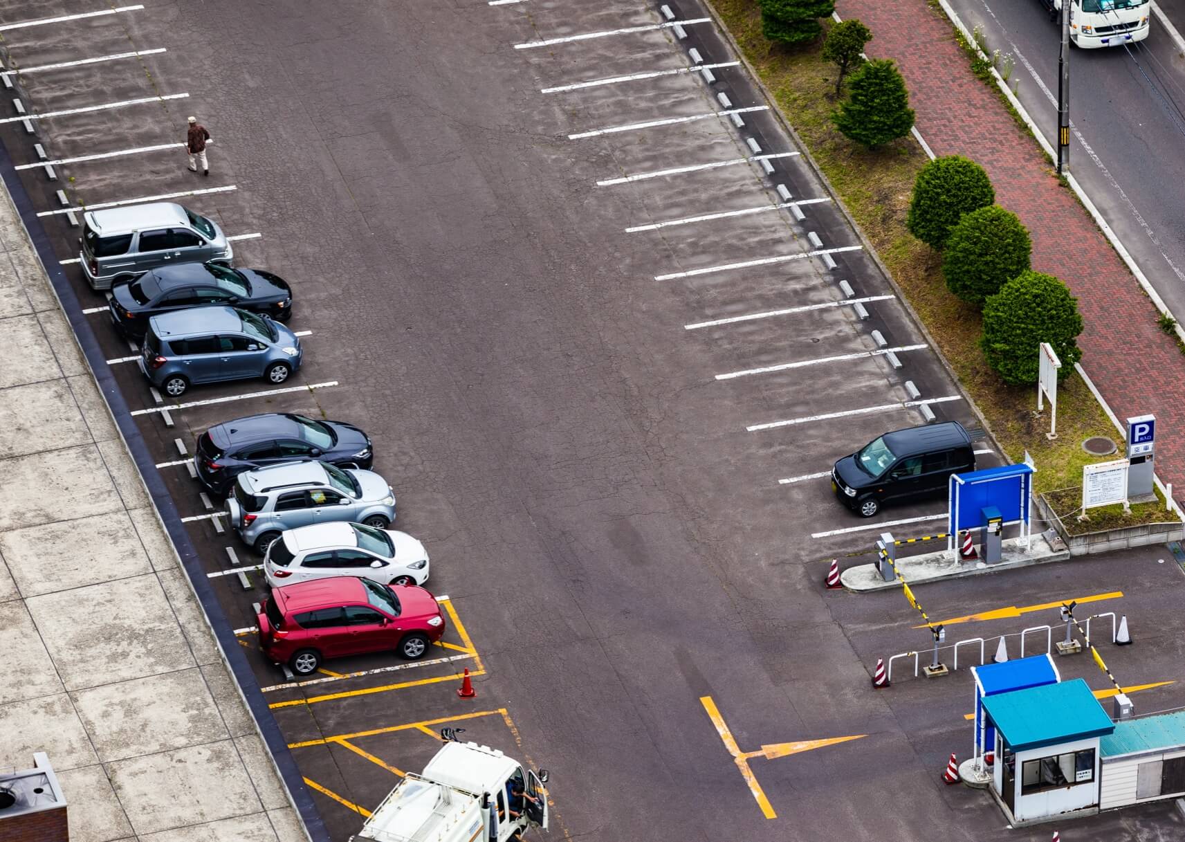 駐車場経営は自社の土地活用に最適？会社経営者が押さえるべきメリットとリスク対策